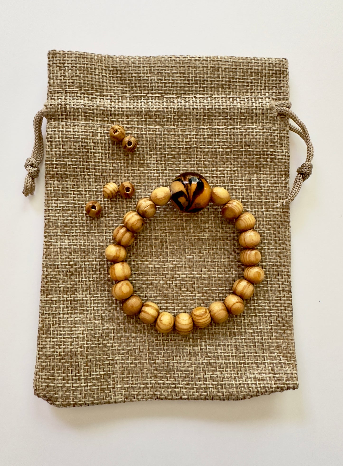 سوار من الخشب والزجاج والعنبر