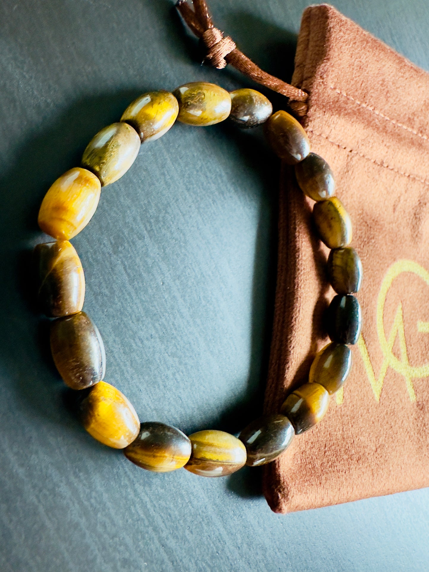 سوار عين النمر على شكل أسطوانة