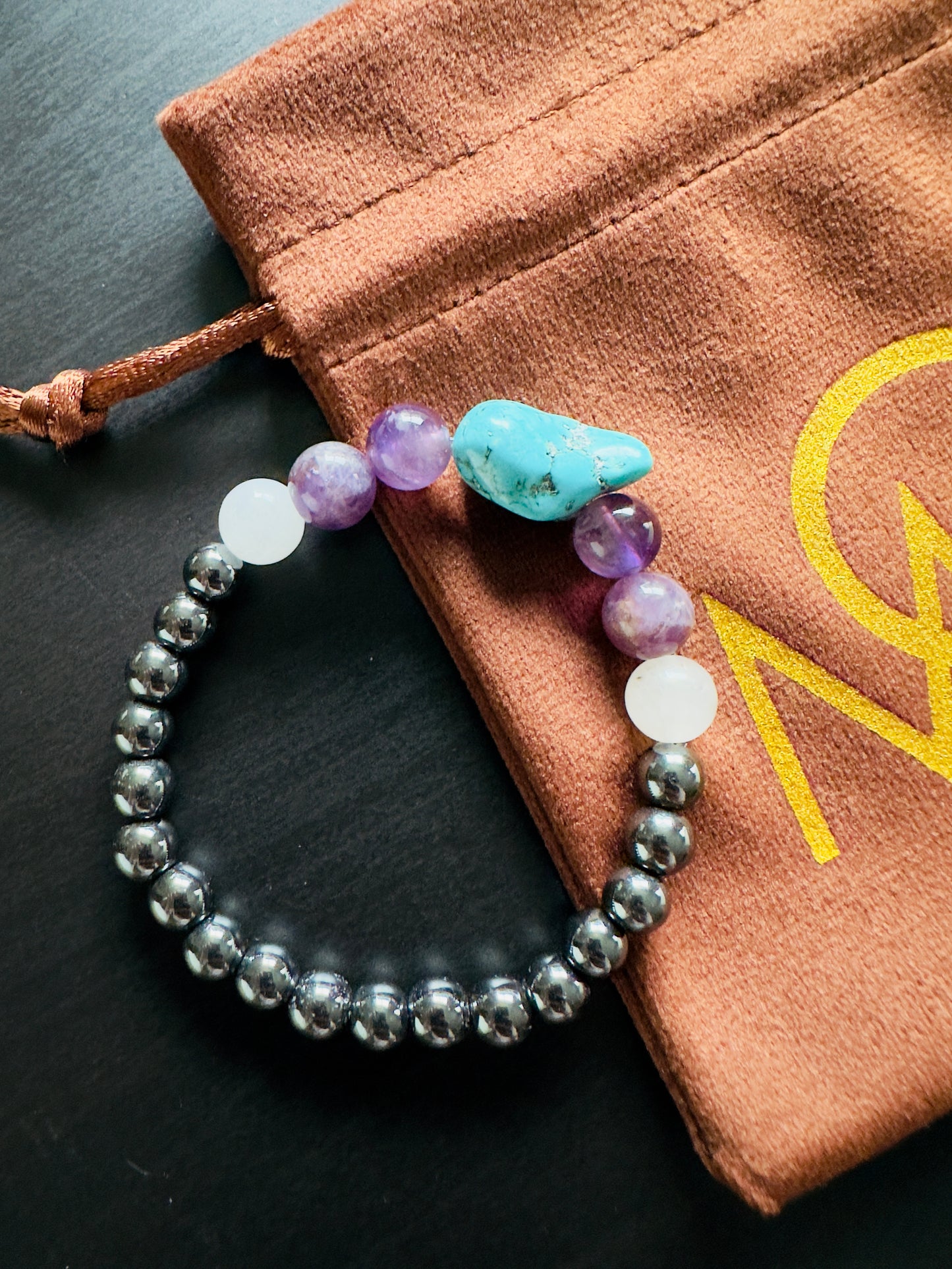 سوار من الهيماتيت والجمشت والكوارتز الأبيض والفيروز