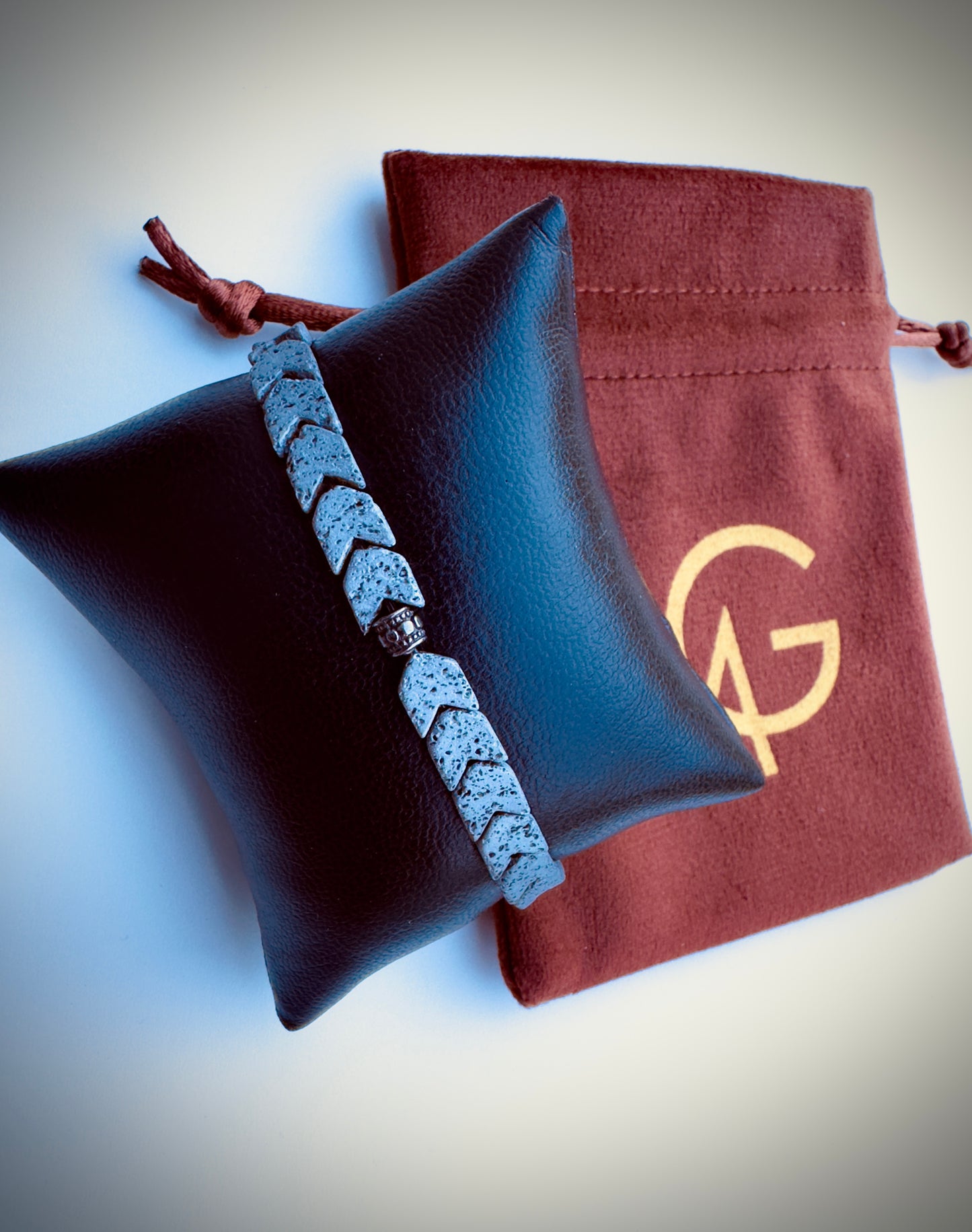 أساور الهيماتيت المطلية