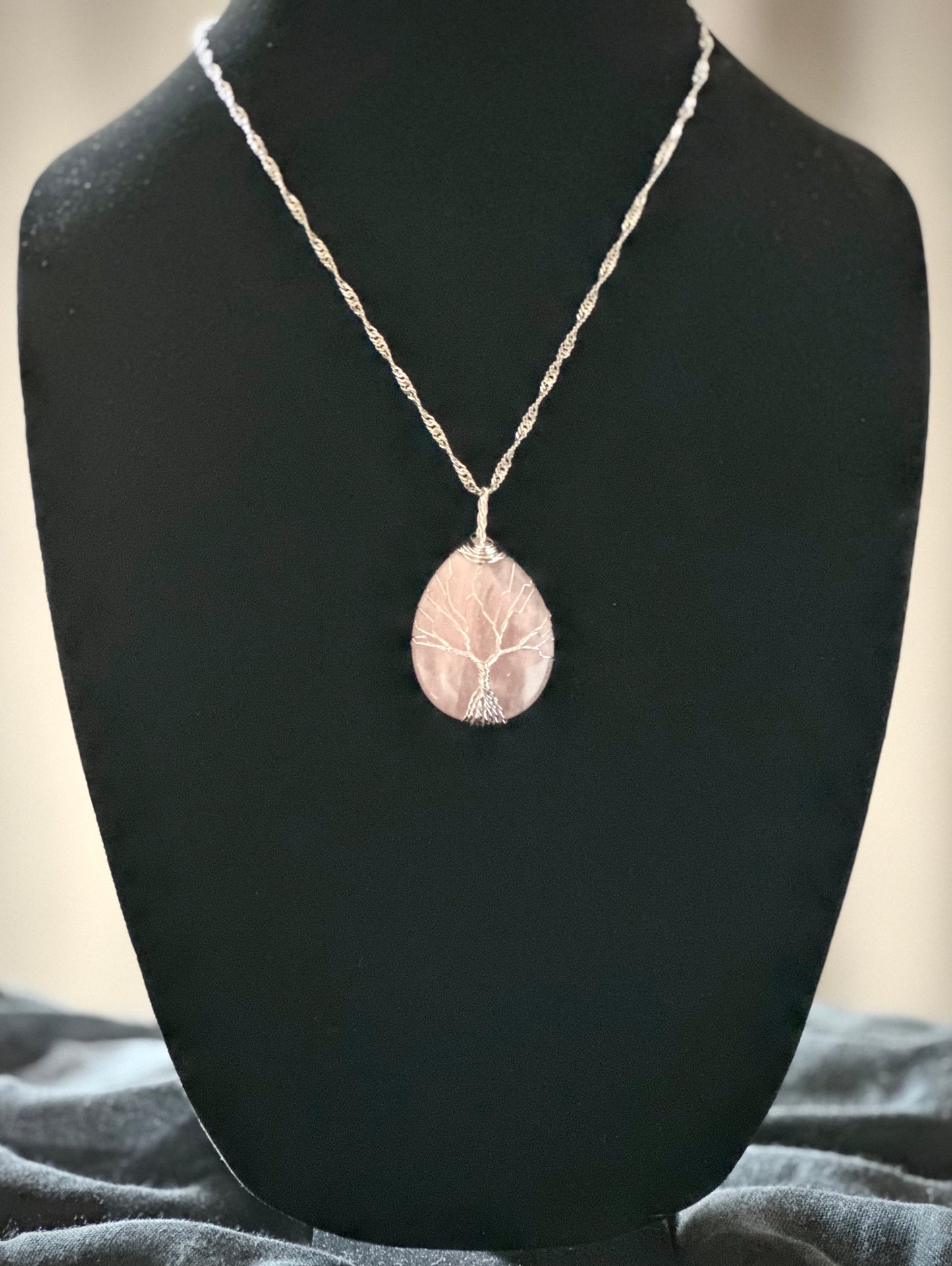 قلادة من الكوارتز الوردي عليها شجرة الحياة المصنوعة يدويًا