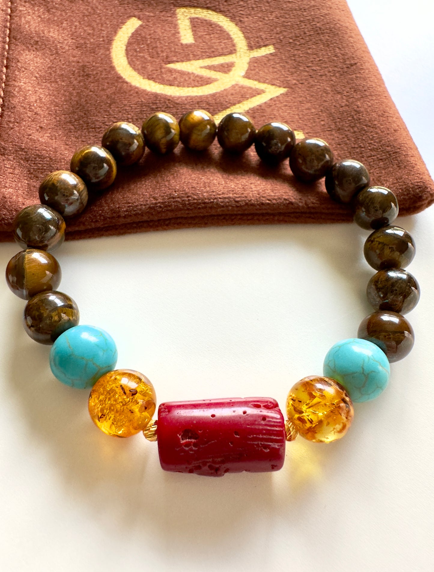 سوار من حجر عين النمر والفيروز والمرجان الأحمر والعنبر مع فواصل ذهبية عيار 21 قيراطًا