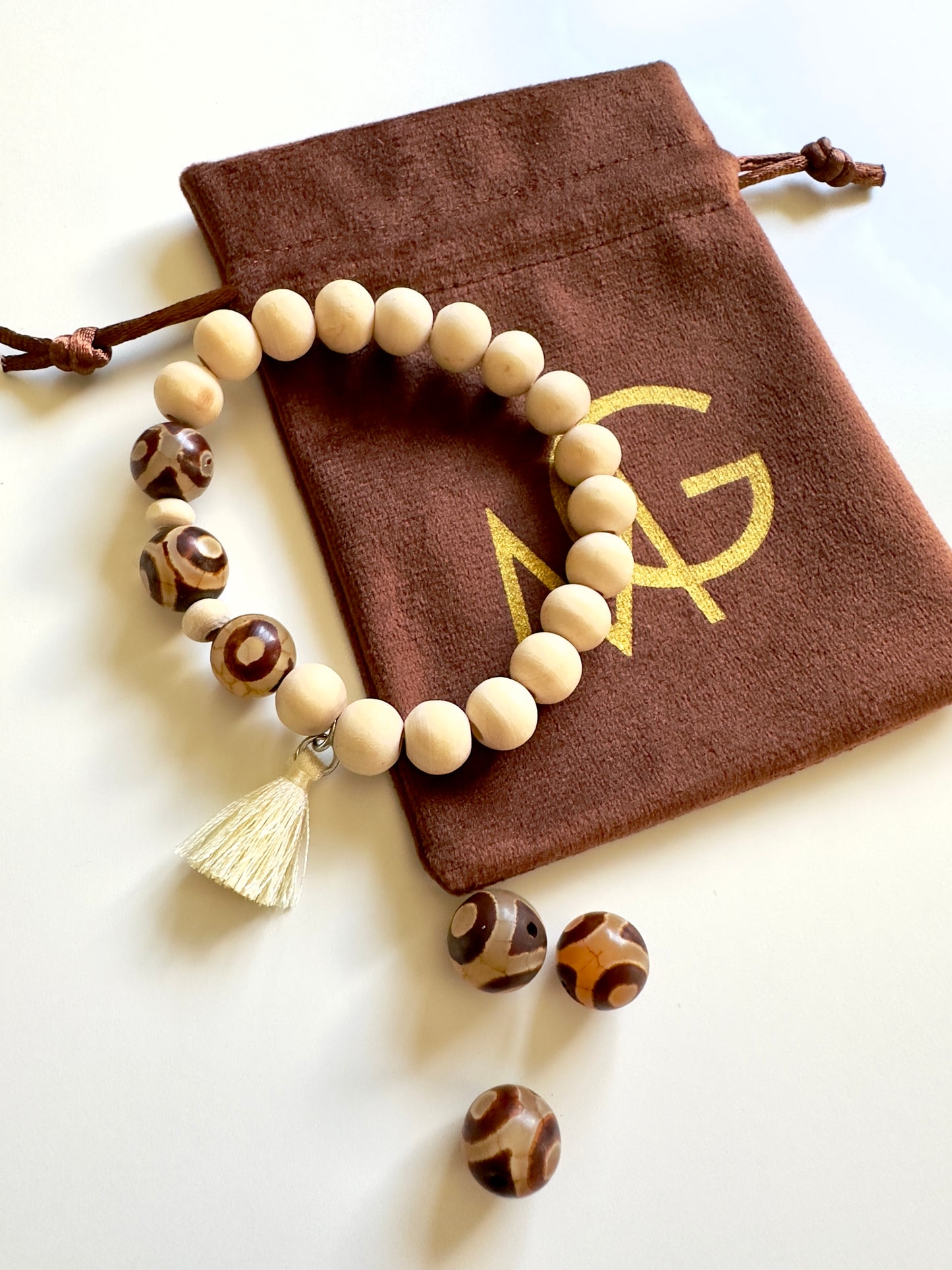 أساور من الخشب والعنبر والعقيق التبتي مع شرابات