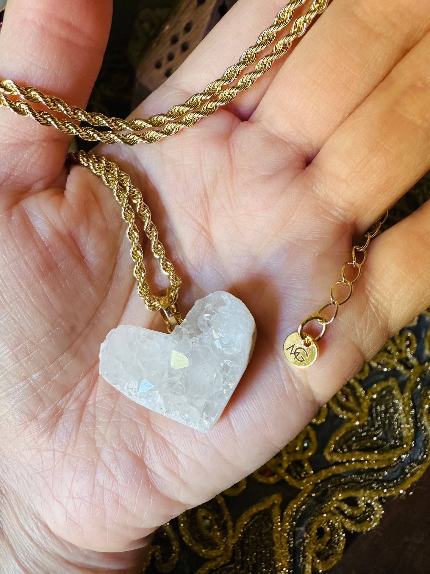 قلادة من الكوارتز الأبيض الخام