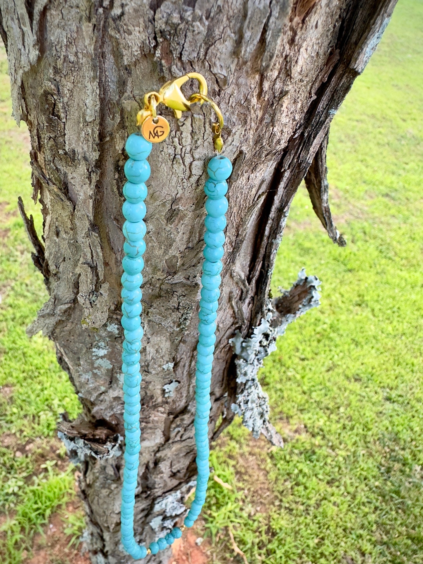 قلادة فيروزية مع أربعة فواصل من عيار 21 قيراطًا (خرز 6 مم)