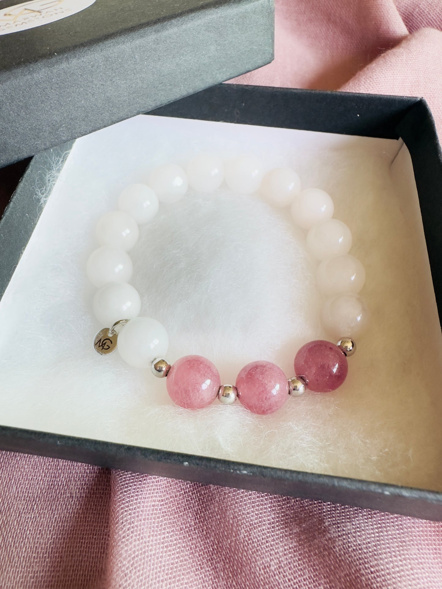 سوار من الكوارتز الوردي والفراولة مع فواصل فضية