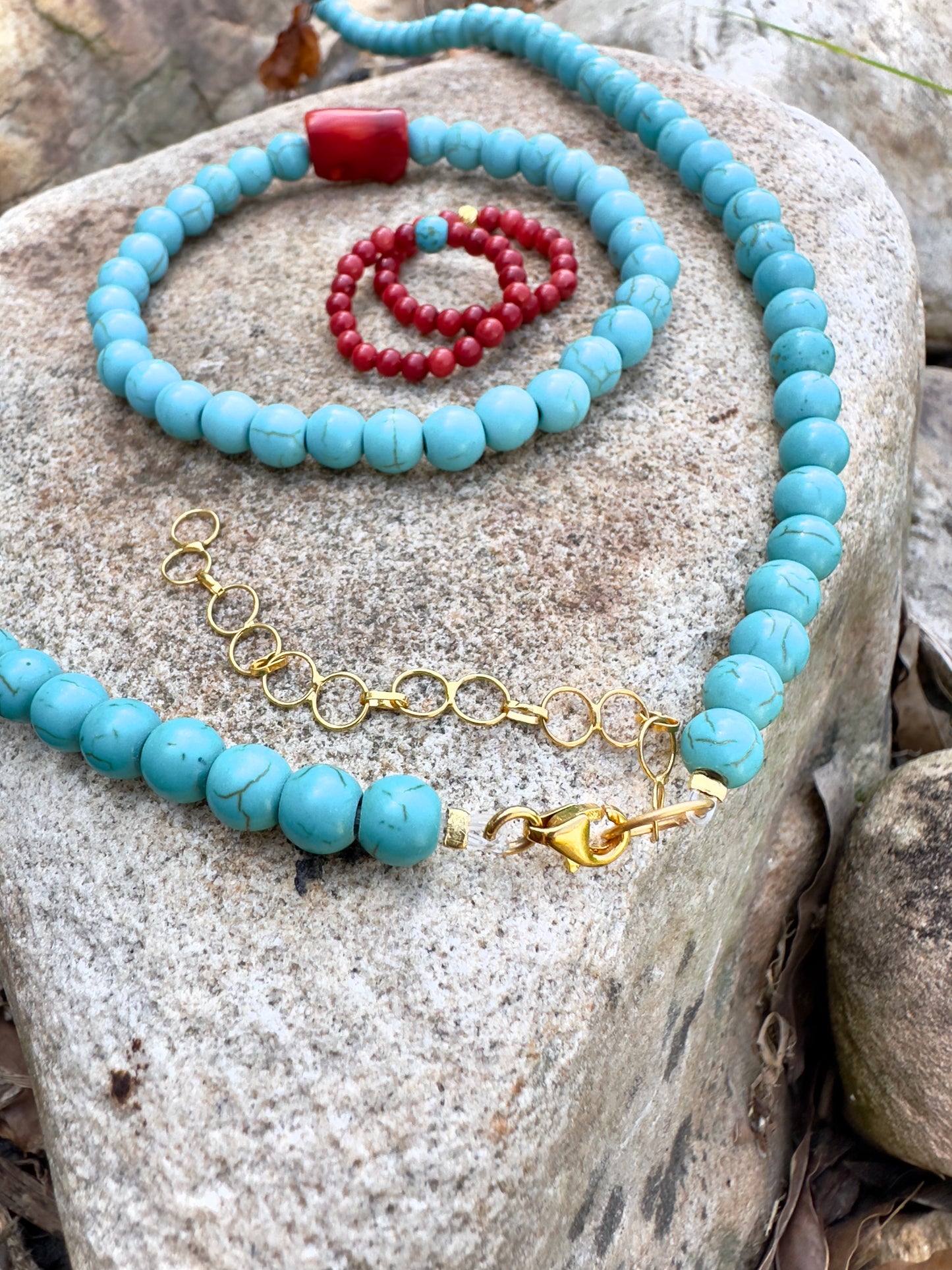 طقم قلادة وأسورة وخواتم من المرجان والفيروز