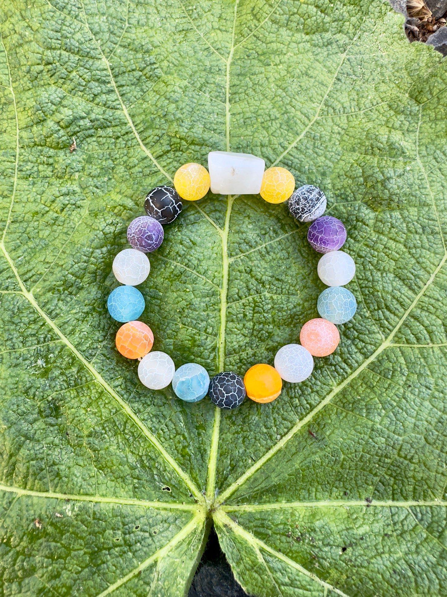 سوار من حجر القمر - العقيق الملون المتشقق