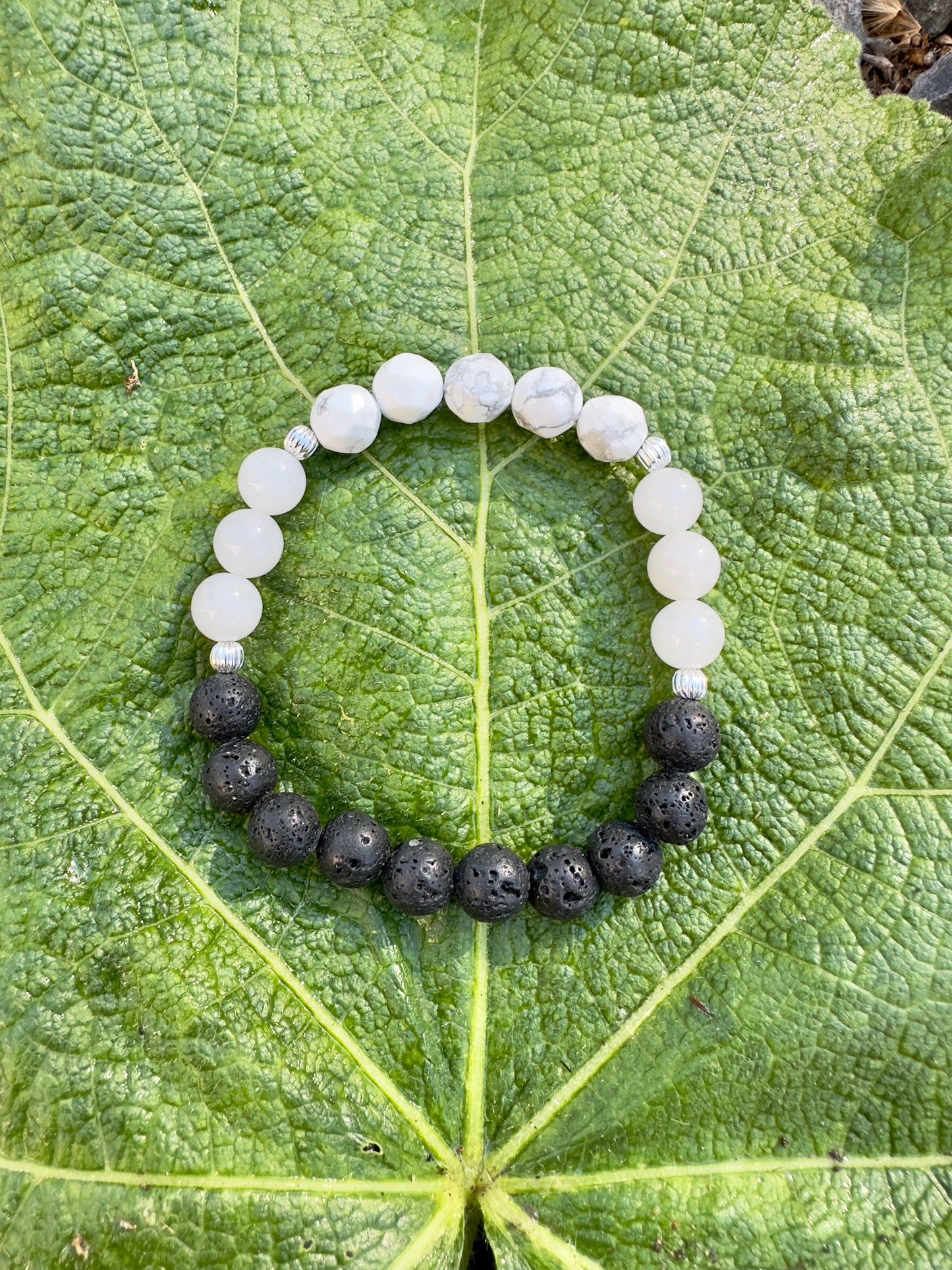 سوار من الكوارتز الأبيض والهاوليت واللافا