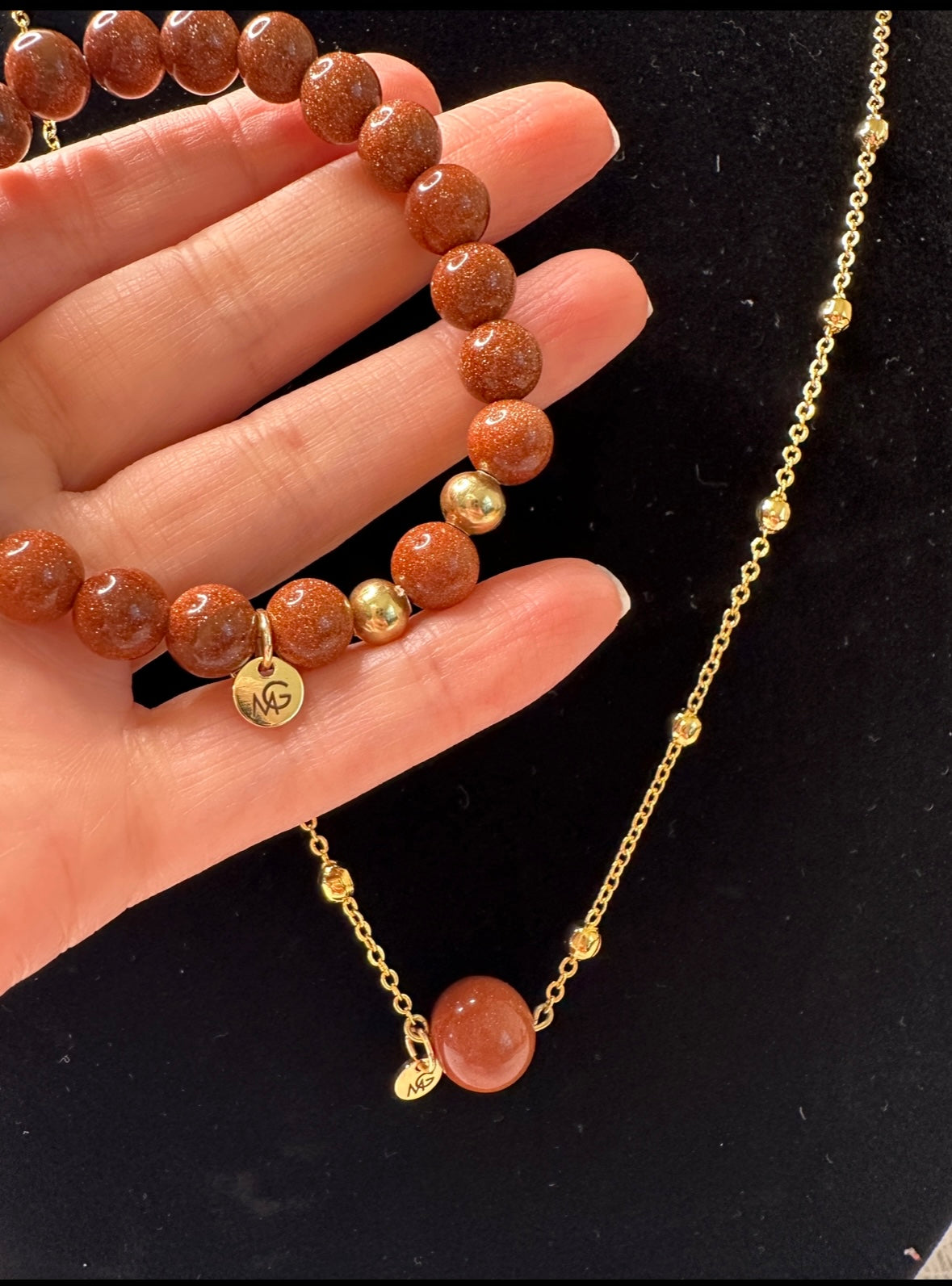 طقم قلادة وسوار من الحجر الرملي مطلي بالذهب عيار 18