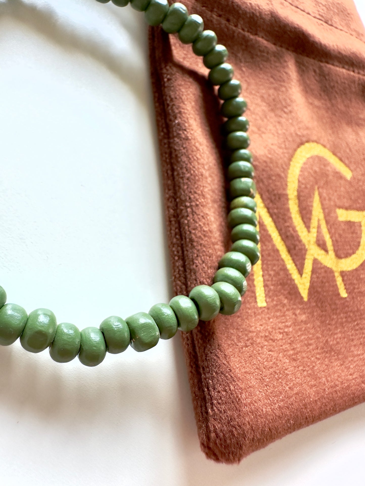 سوار خشبي باللون الأخضر للرجال