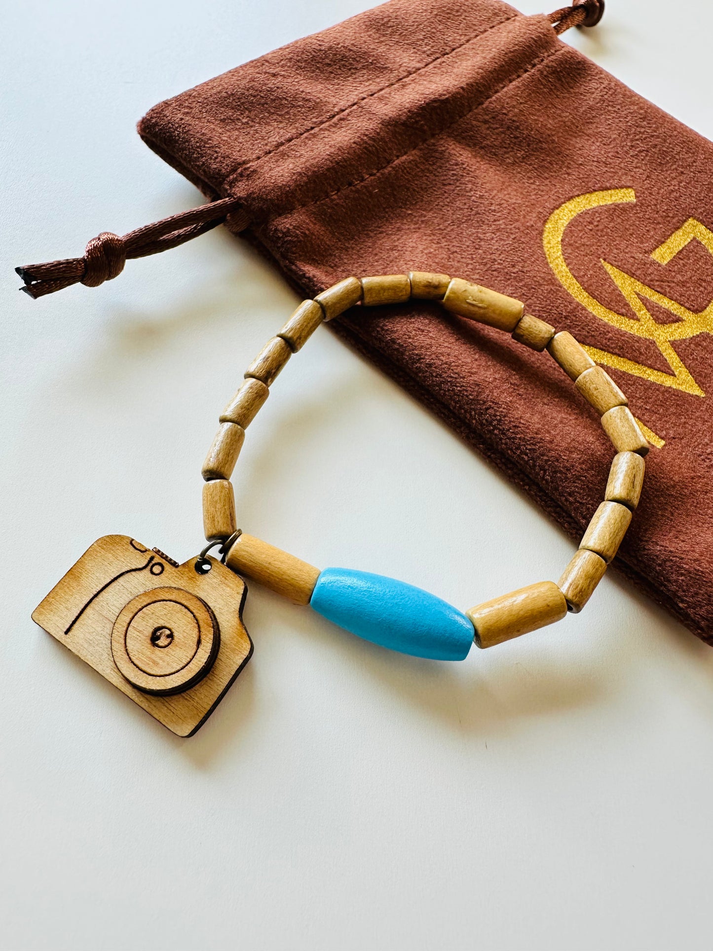 سوار خشبي للأطفال مع سحر الكاميرا