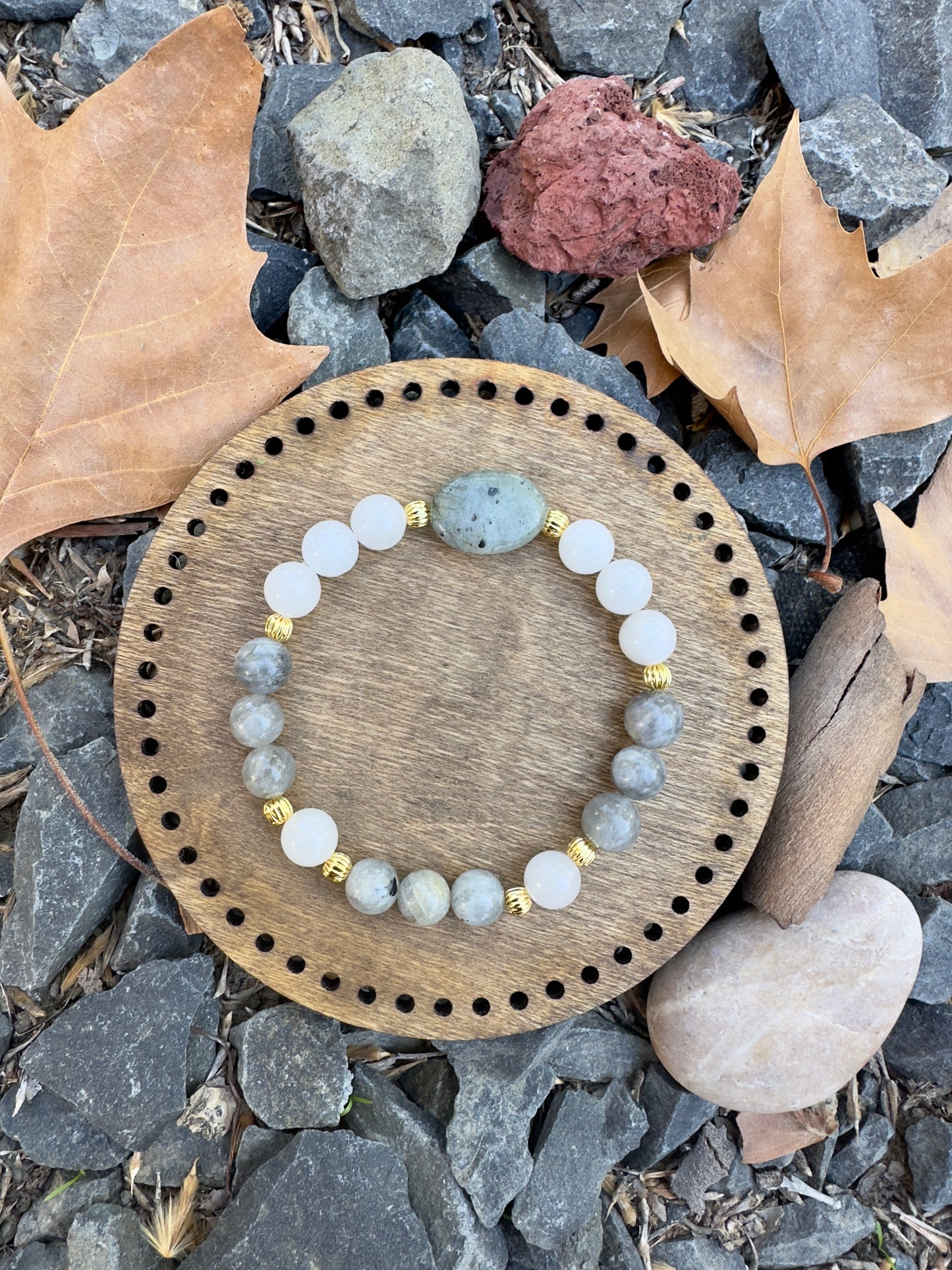 سوار من حجر اللابرادوريت والكوارتز الأبيض