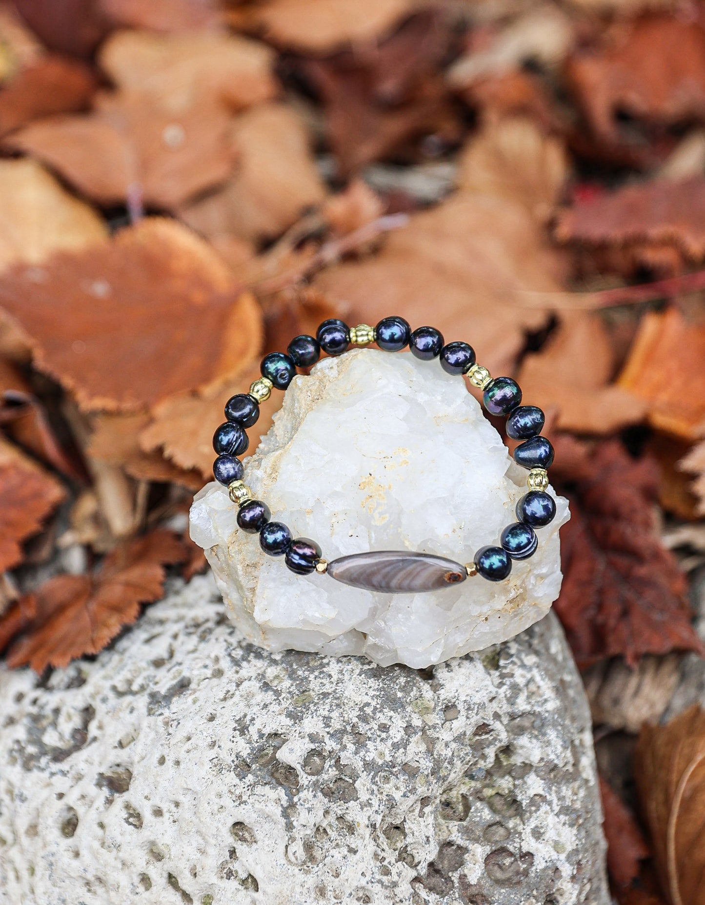 سوار من اللؤلؤ الأسود والصدف