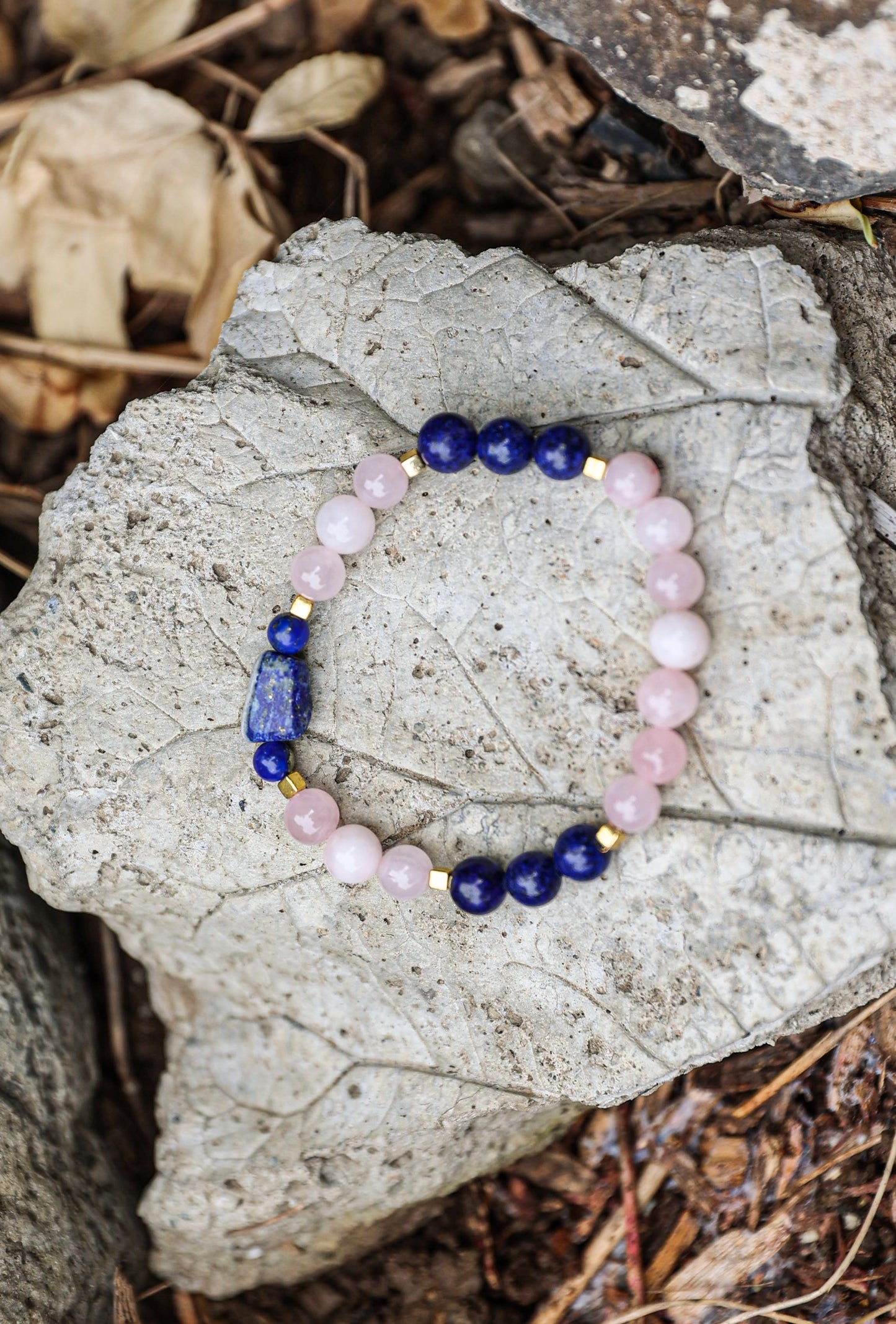 سوار من الكوارتز الوردي واللازورد