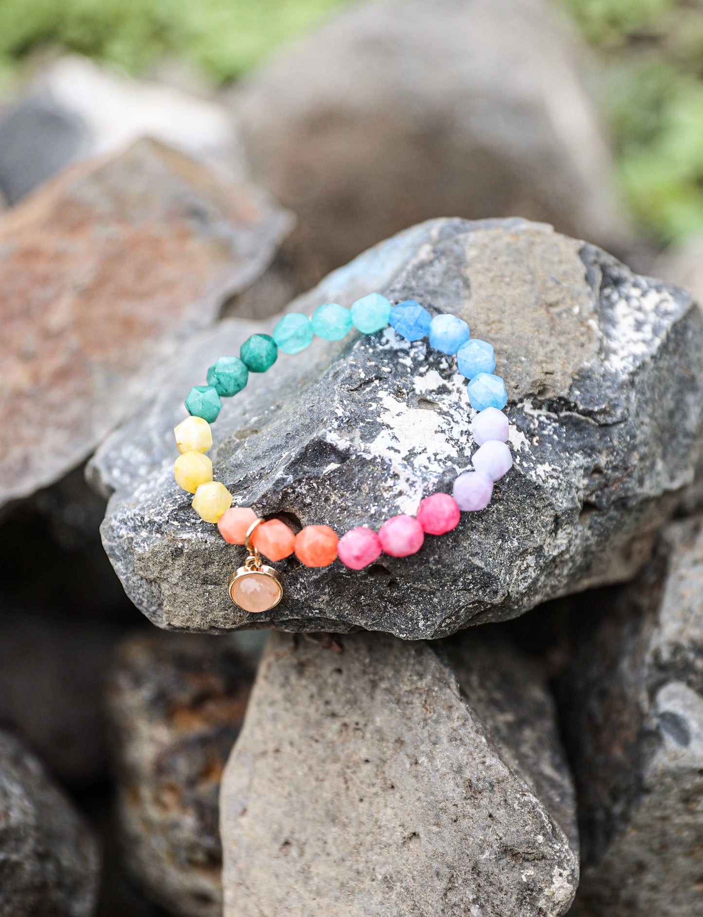 سوار من الكوارتز الملون مع سحر