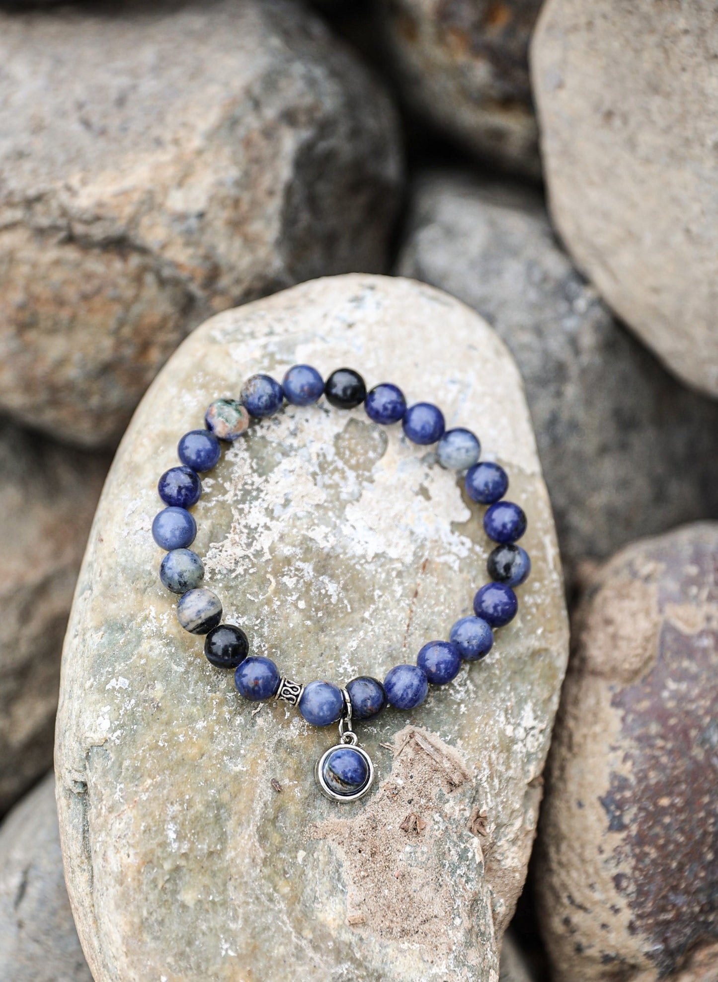 سوار من حجر السوداليت الأزرق مع سحر