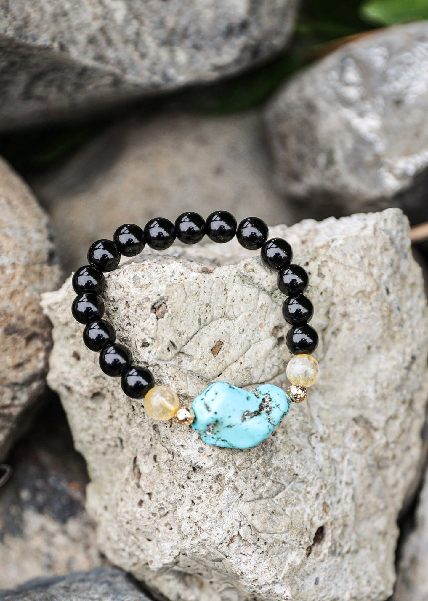 سوار من حجر السج والسيترين والفيروز