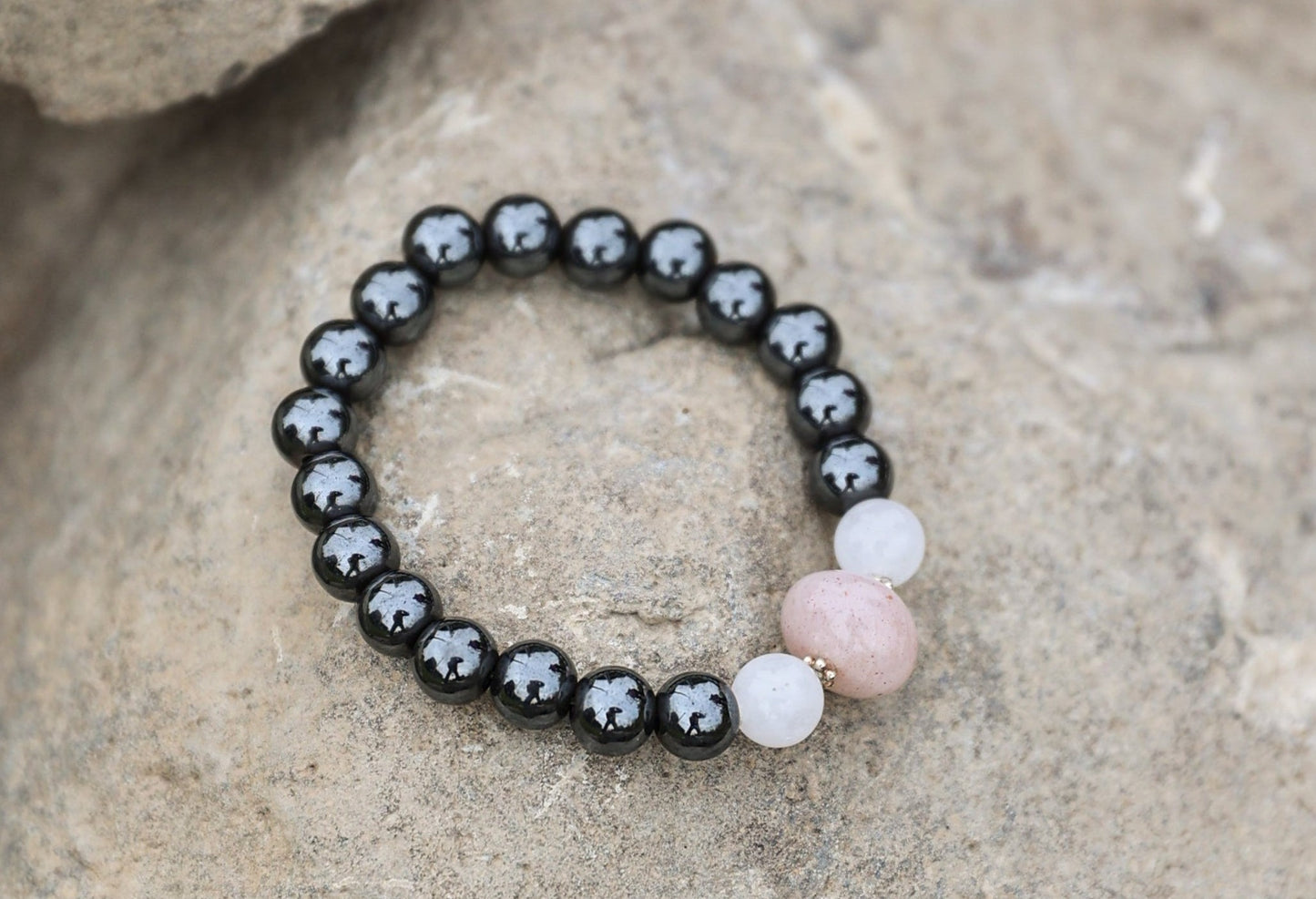 سوار من الهيماتيت والكوارتز الشفاف وحجر الشمس