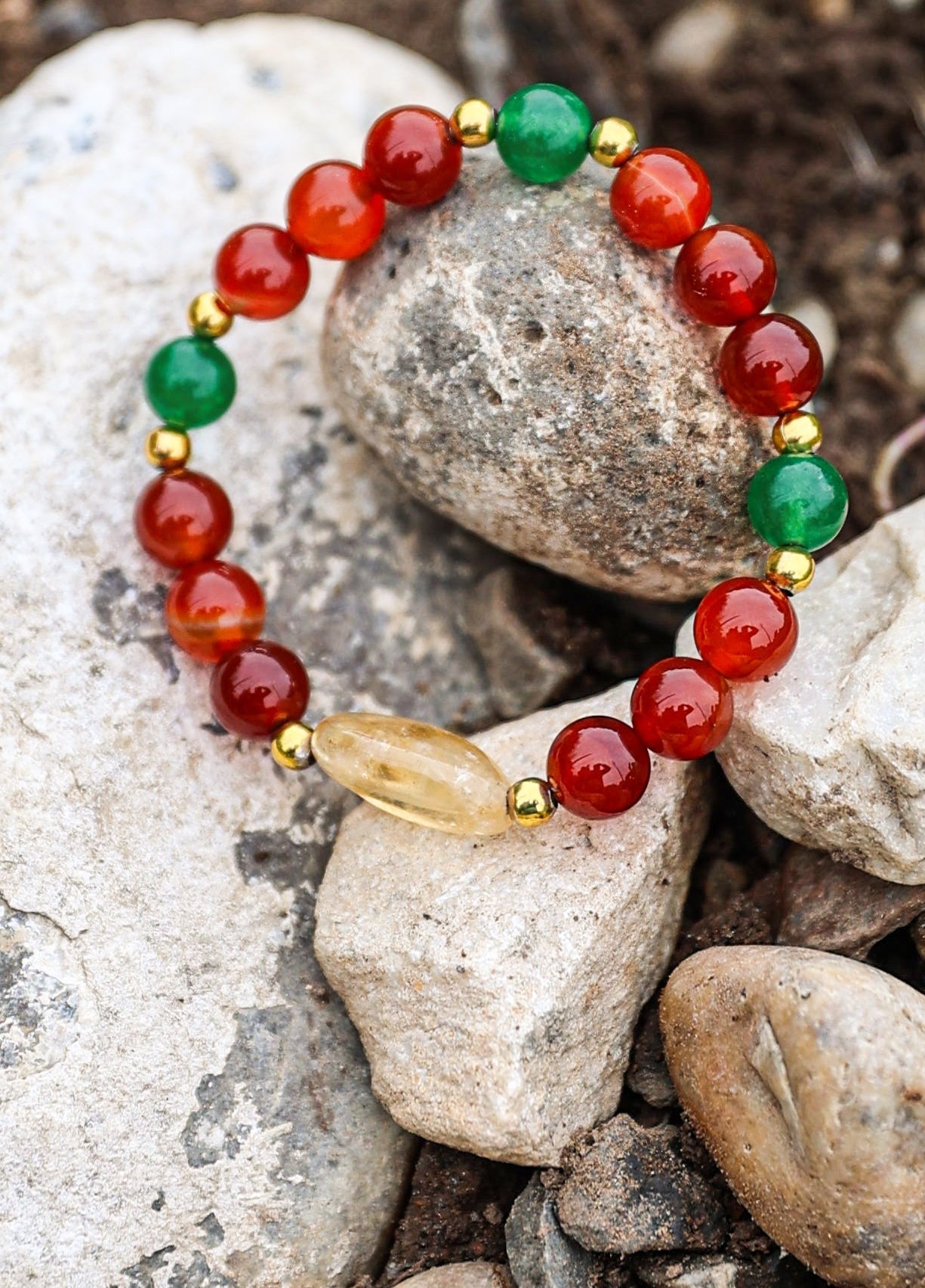 سوار من حجر العقيق الأحمر واليشم حجر الجاد والسترين