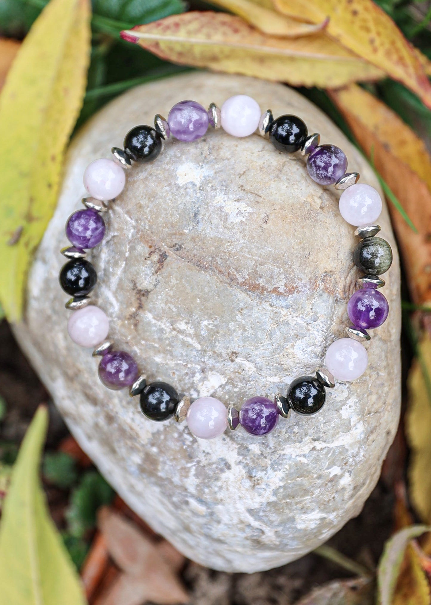 سوار من الجمشت والعقيق والكوارتز الوردي