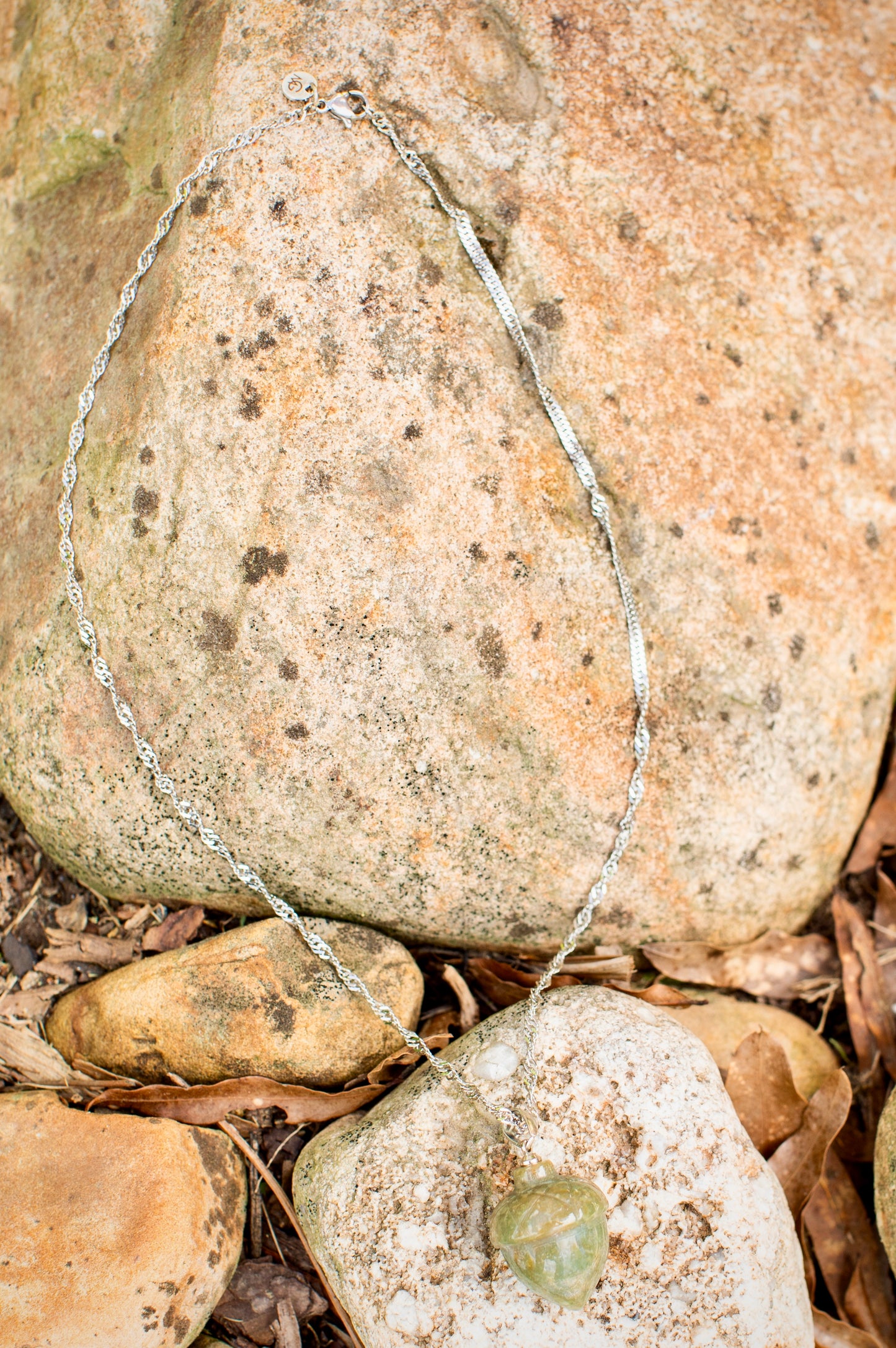 قلادة من حجر العقيق على شكل بلوط {قطعة واحدة متوفرة فقط}