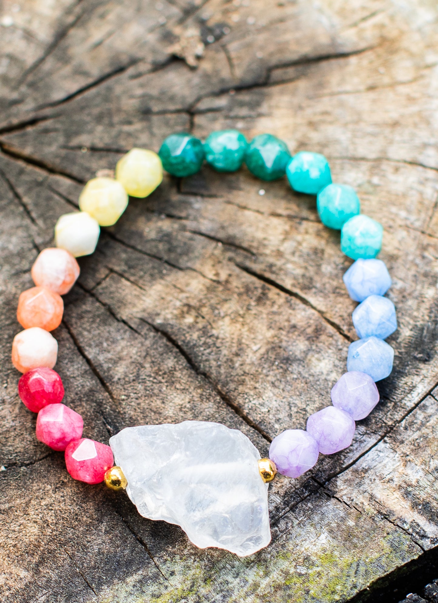 الكوارتز الملون مع قطعة كوارتز بيضاء خام