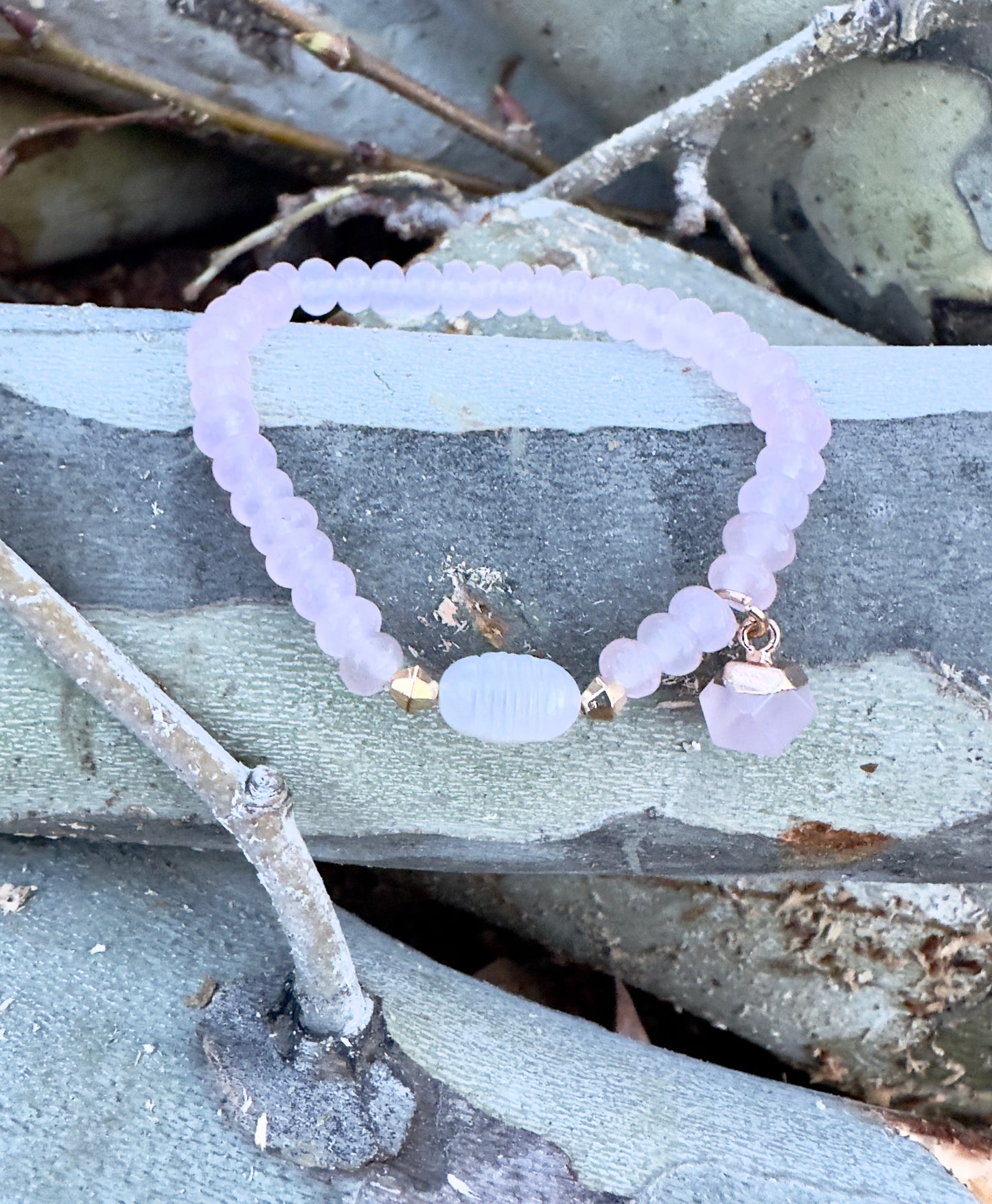 سوار من الكوارتز الوردي واللؤلؤ