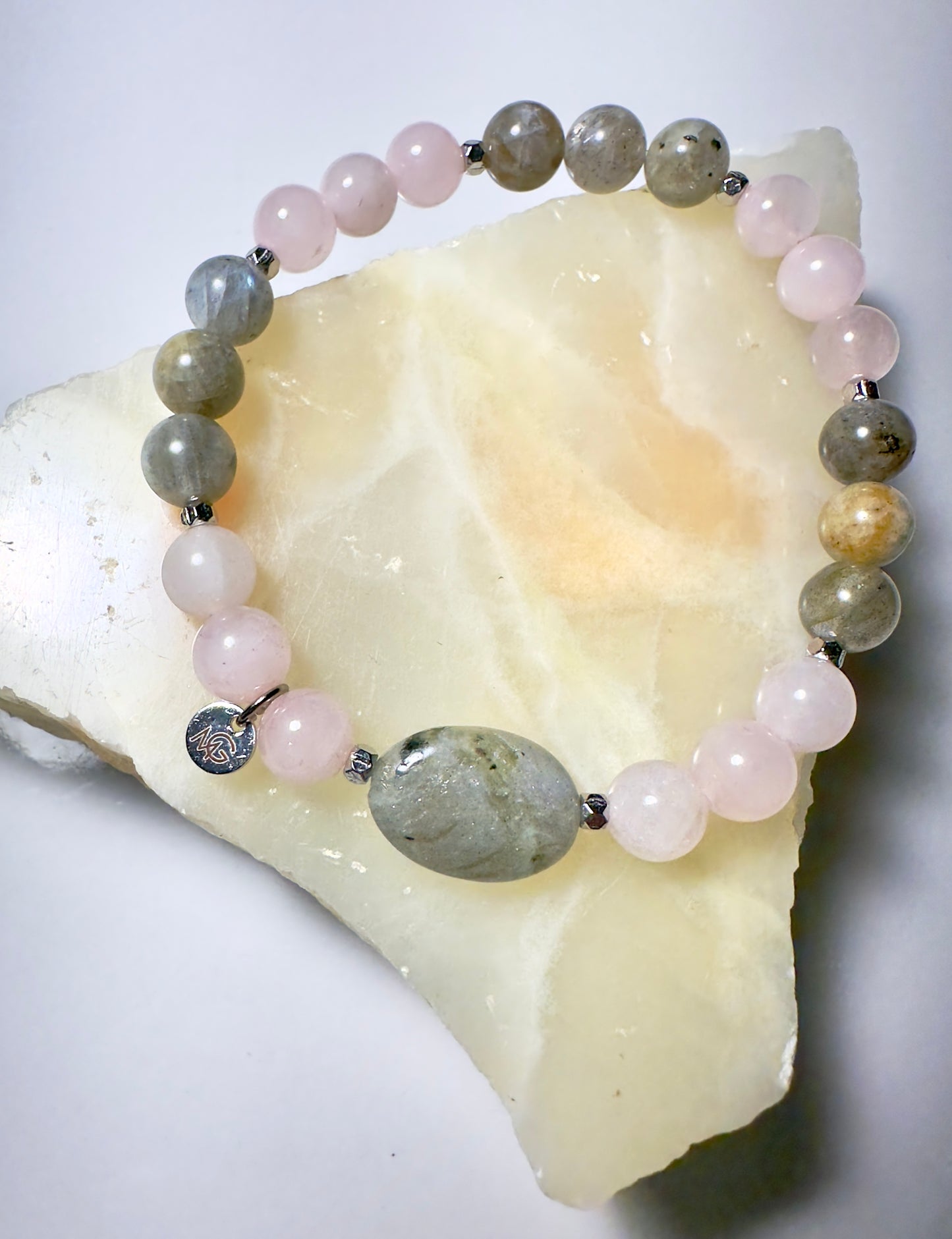سوار من الكوارتز الوردي واللابرادوريت