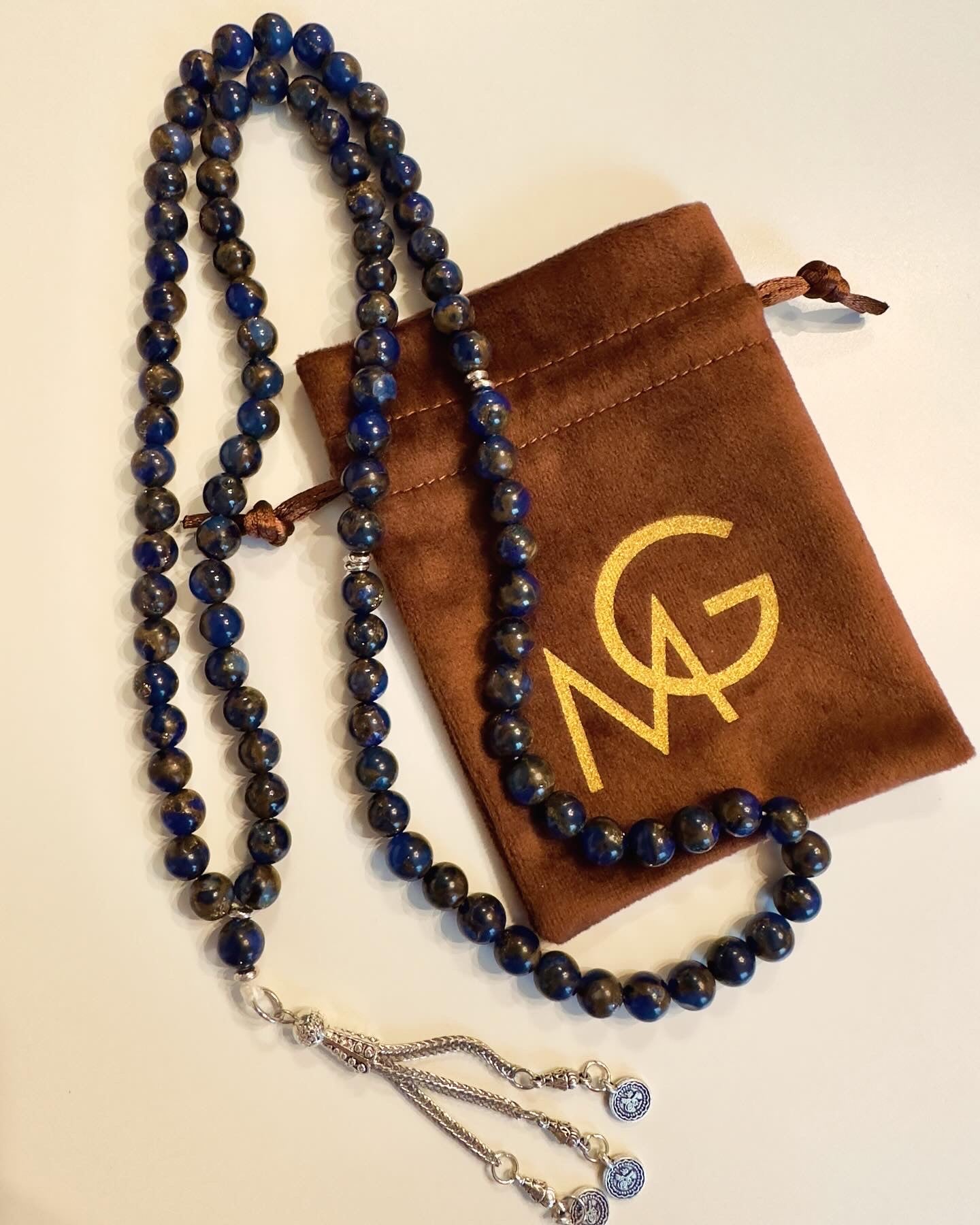 مسبحة من حجر اليشب والياقوت الأزرق مكونة من 99 حبة