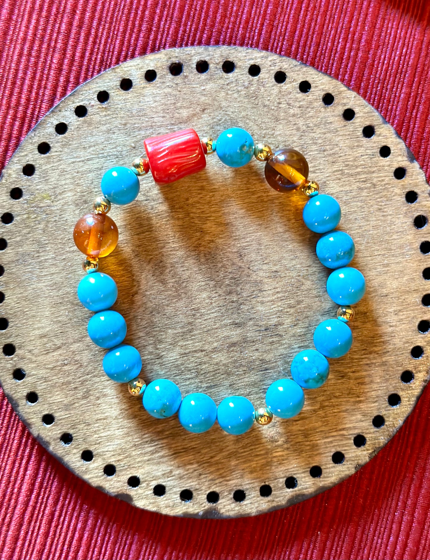 سوار من الفيروز والعنبر والمرجان