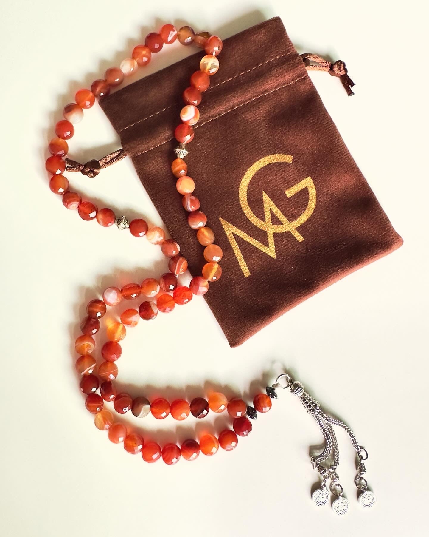 مسبحة من العقيق الأحمر مكونة من 70 حبة