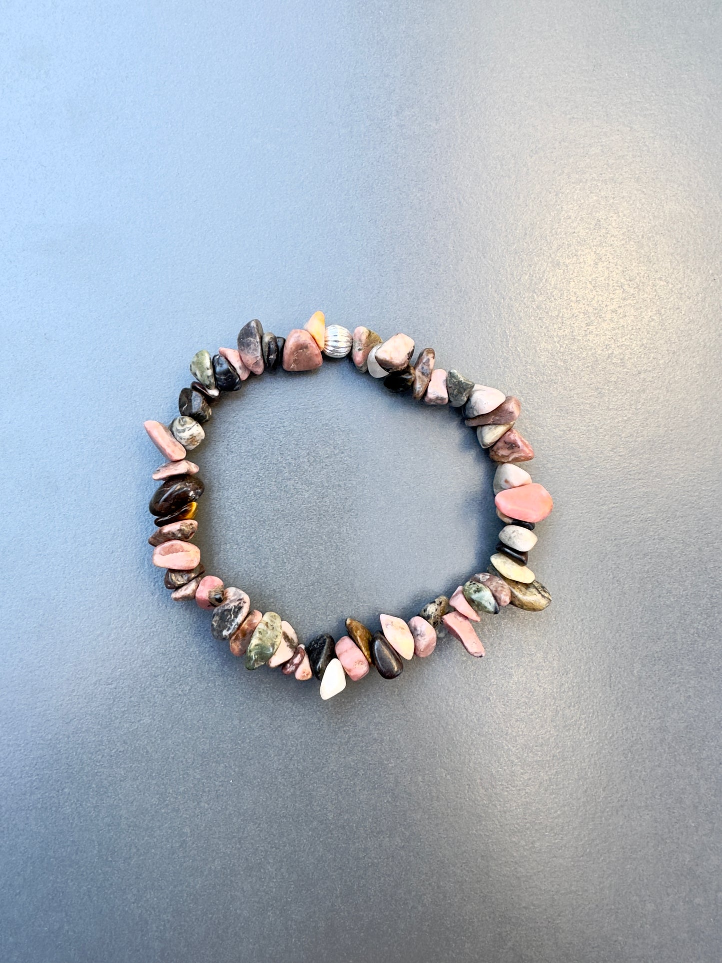 سوار من حجر الرودونيت المشقوق