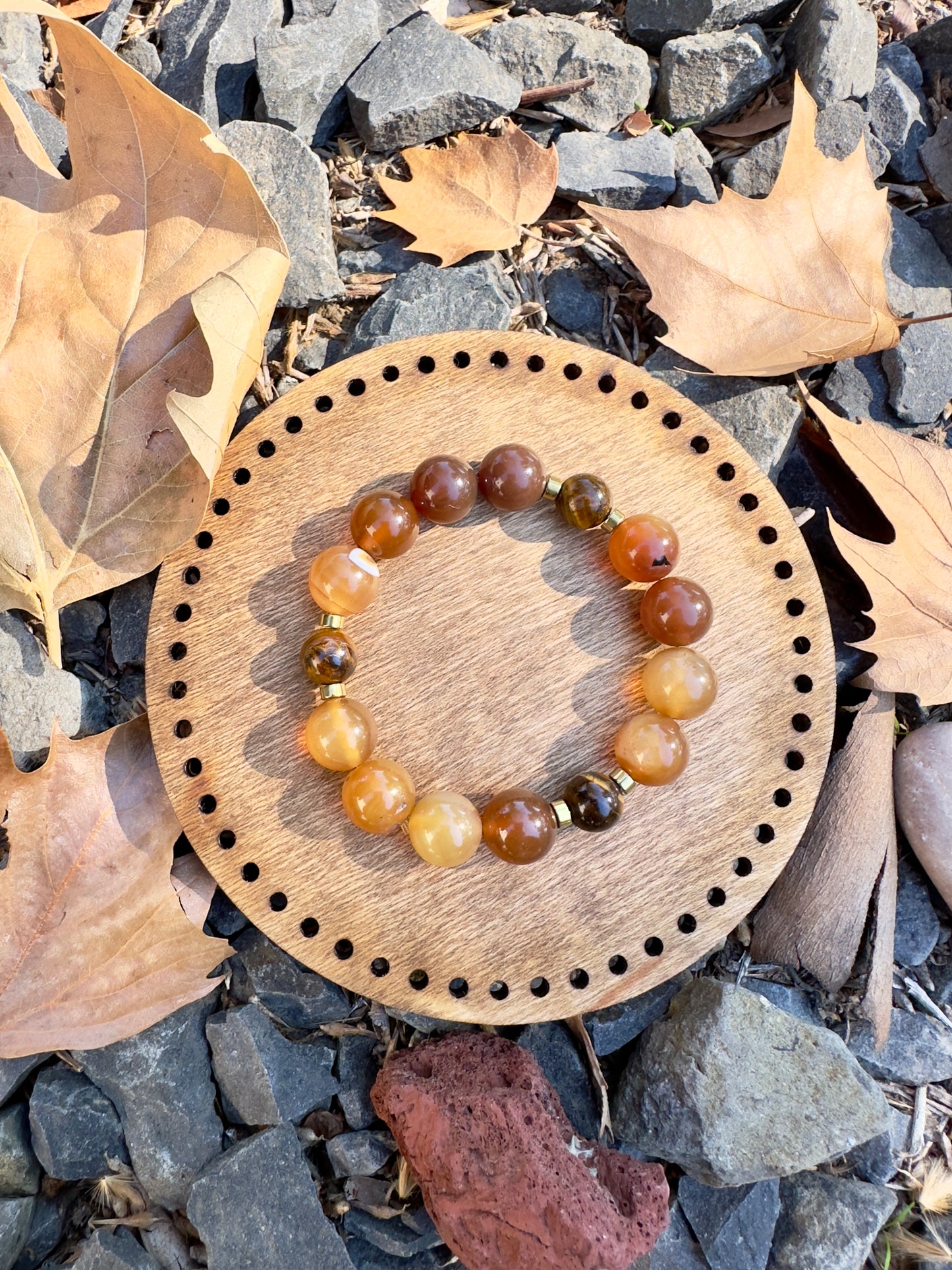 سوار من العقيق الأصفر وعين النمر