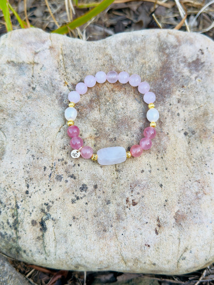 سوار من الكوارتز الوردي والكوارتز الفراولة واللؤلؤ 