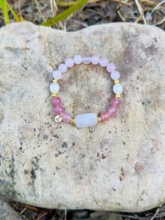 سوار من الكوارتز الوردي والكوارتز الفراولة واللؤلؤ 