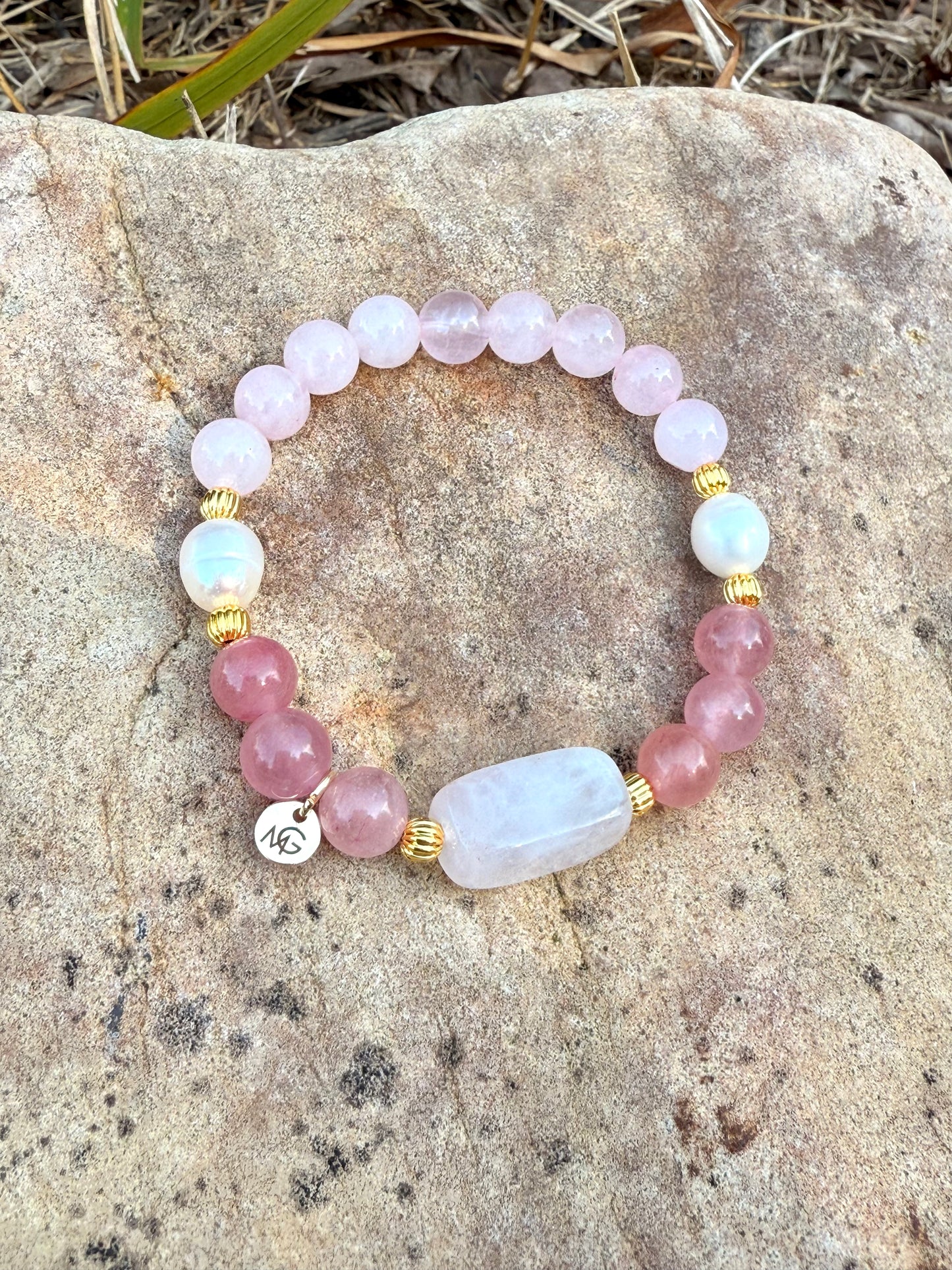سوار من الكوارتز الوردي والكوارتز الفراولة واللؤلؤ 